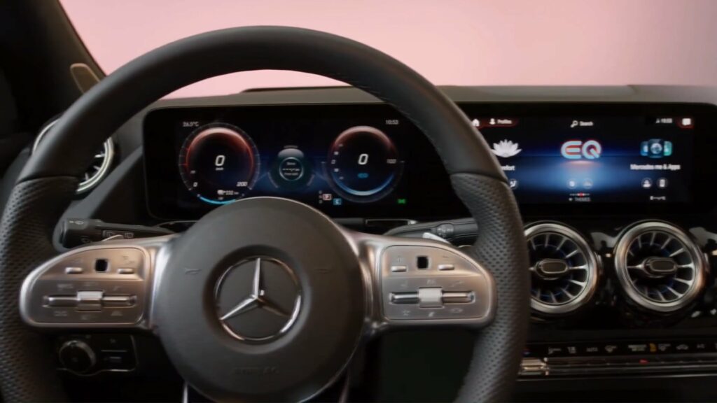 Mercedes EQA 300 4MATIC interior