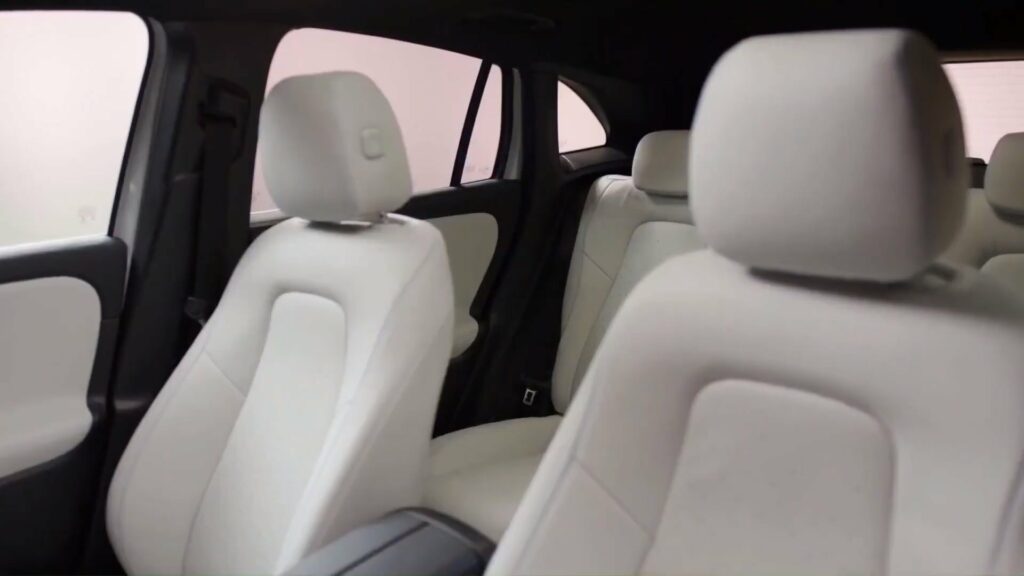 Mercedes EQA 300 4MATIC interior
